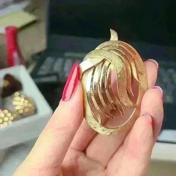 CROWN TRIFARI  vintage Crown Trifari Art Deco Gold-toned Trifari brooch - Picture 15 of 17